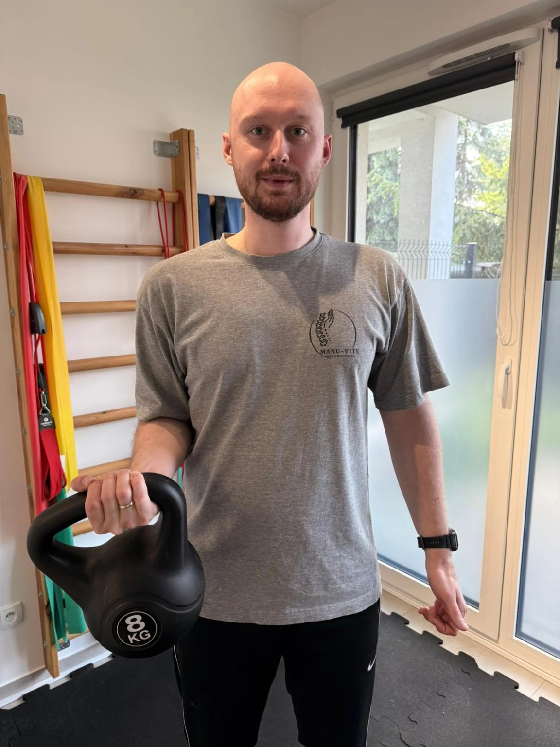 Szymon Gładyszewski z kettlebell podczas treningu medycznego w MANU-VITE w Białymstoku